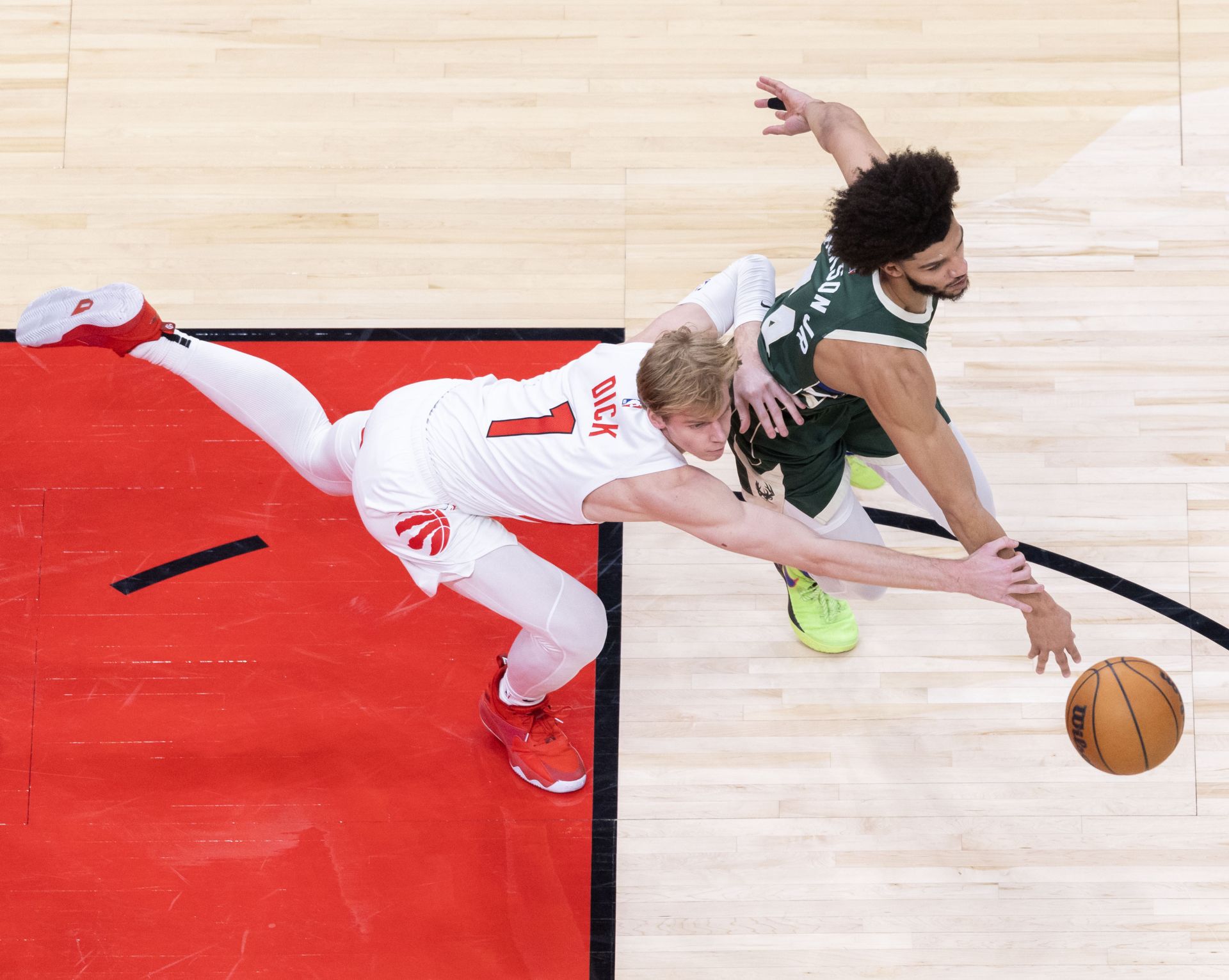 猛龙队与雄鹿队展开激烈对决