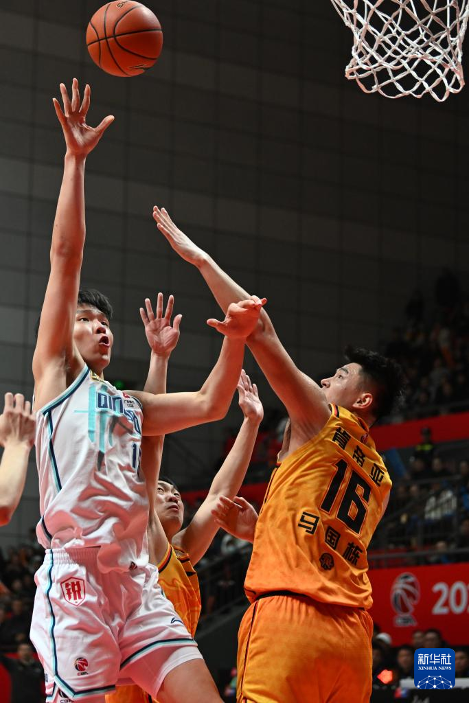 两支中国篮球职业联赛球队场上激战