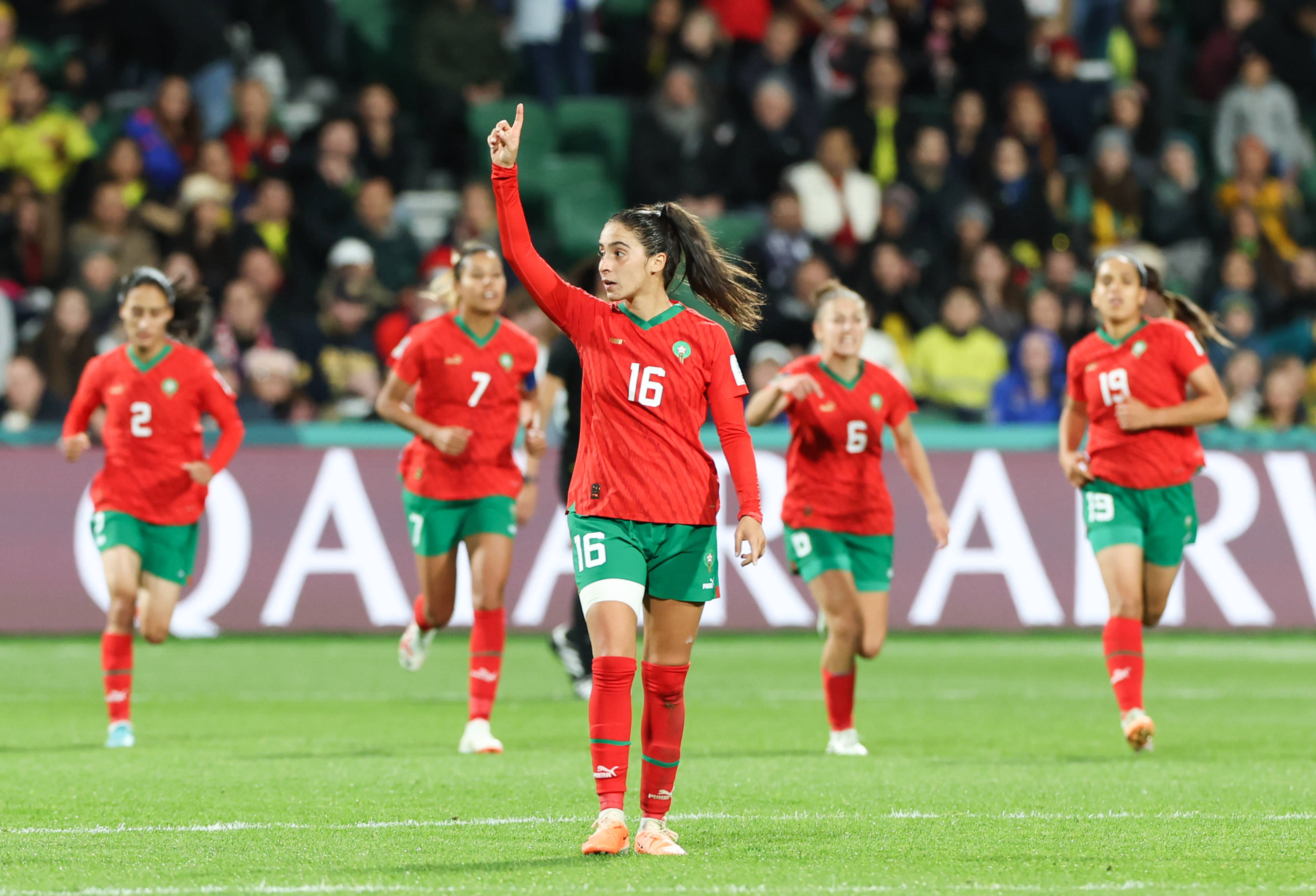 世界女足杯比赛紧张激烈，球员们全力以赴