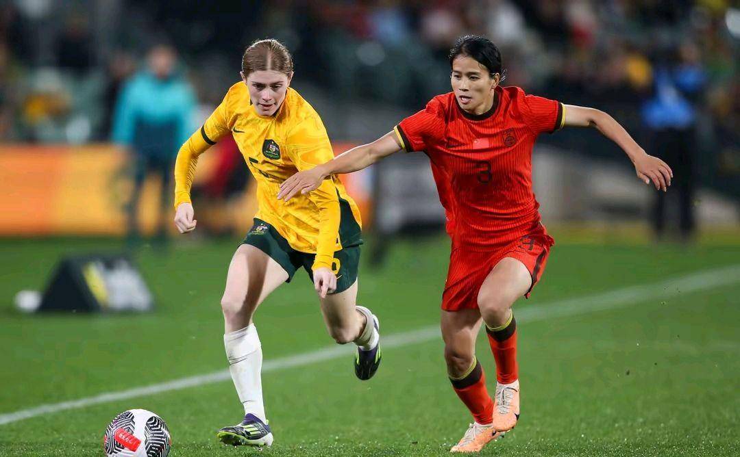 世界女足杯比赛紧张激烈，球员们全力以赴