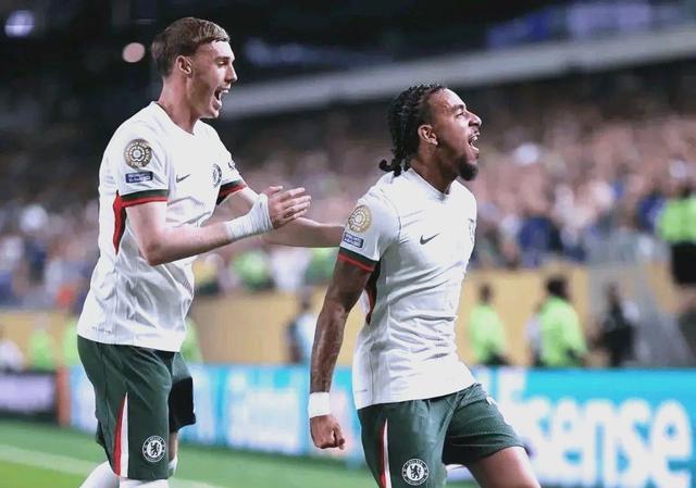 两支顶级球队将在场上角逐，谁能笑到最后