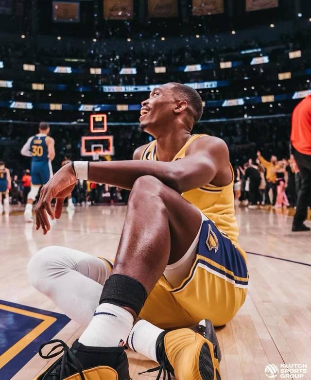 快船负于湖人,遭遇颓势 快船负于湖人,遭遇颓势