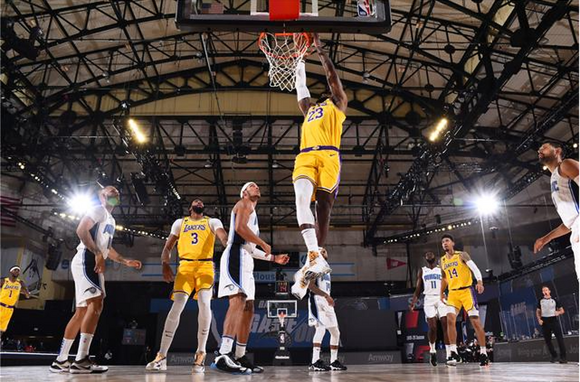 湖人主场大胜魔术，继续保持不败