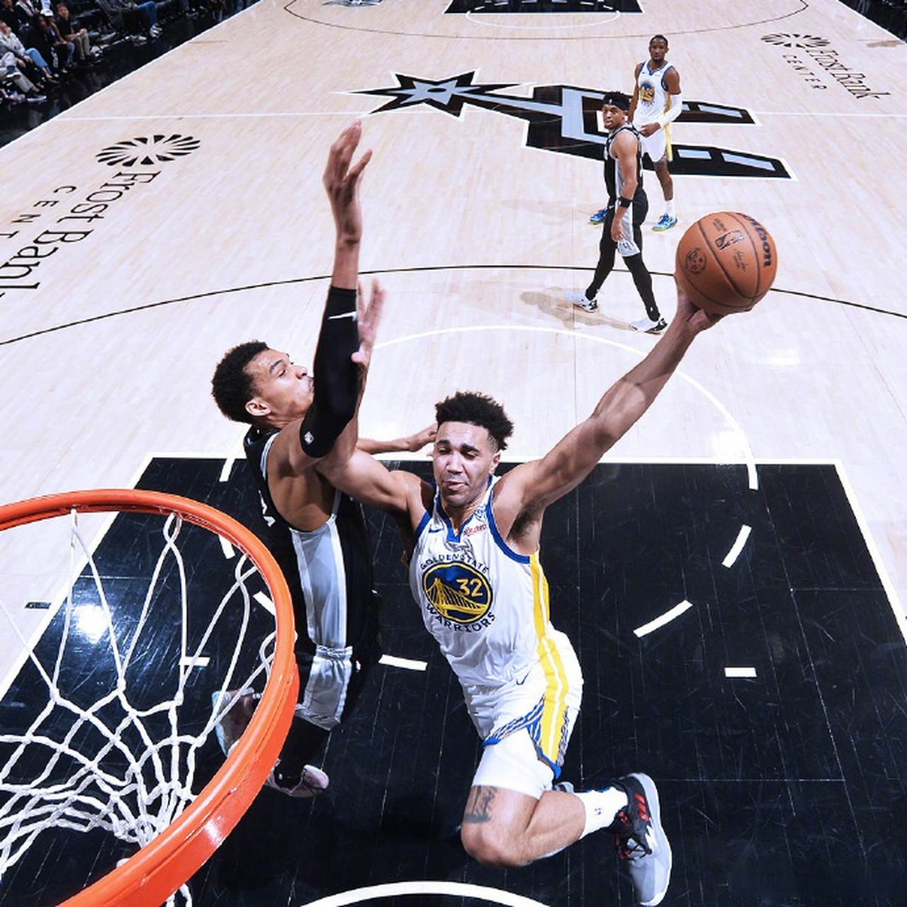 勇士客场击败马刺，实现胜利