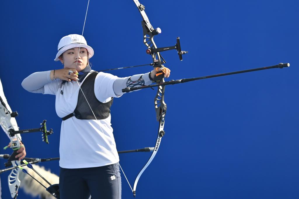 韩国选手闪耀射箭比赛